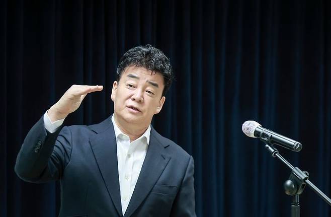 백종원 더본코리아 대표가 지난 3월28일 서울 서초구의 한 회의공간에서 열린 더본코리아 주주총회에서 취재진의 질문에 답하고 있다.ⓒ뉴시스