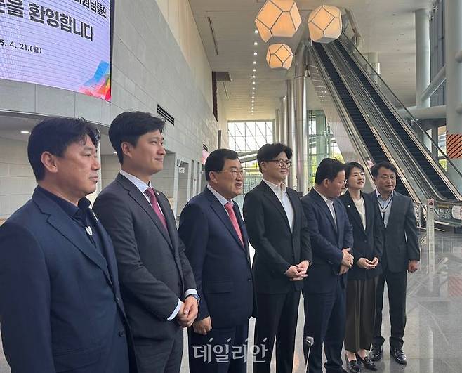 한동훈 국민의힘 대선 경선 후보와 국회 APEC 특위 위원인 김형동 의원, 한지아·우재준 의원, 주낙영 경주시장 등이 21일 2025 APEC 정상회의 주회의장인 경주화백컨벤션센터(HICO)를 방문해 기념사진을 촬영하고 있다. ⓒ데일리안 오수진 기자