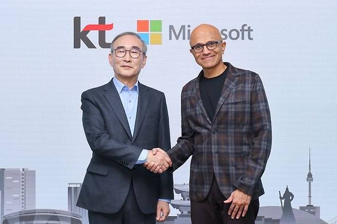 KT 김영섭 대표(왼쪽)와 마이크로소프트 사티아 나델라 CEO 겸 이사회 의장(오른쪽)이 지난달 25일 KT 광화문 사옥에서 산업계 AX를 위해 만났다.ⓒKT