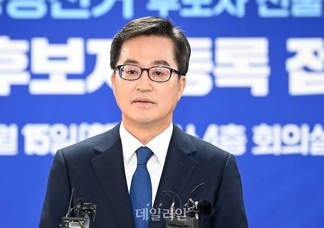김동연 경기도지사가 지난 15일 오후 서울 여의도 더불어민주당 중앙당사에 마련된 접수처에서 대선 경선 참여를 위한 예비후보자 등록 접수를 마친 뒤 발언을 하고 있다. ⓒ데일리안 홍금표 기자