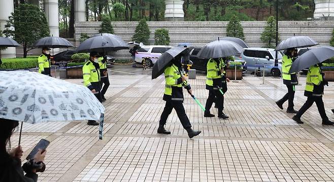 22일 서울 서초구 서울중앙지법에서 경찰이 이재명 더불어민주당 대선 예비후보의 공판 출석을 앞두고 경계를 강화하고 있다. ⓒ연합뉴스