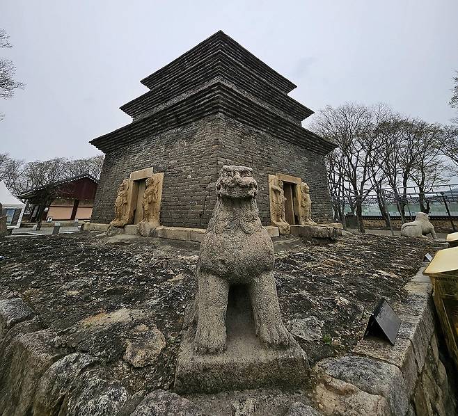 경북 경주시 신라시대 절 분황사 터에 남은 모전석탑(현재는 3층)을 지키는 사자상. 사진 출처 강인욱 교수·위키피디아