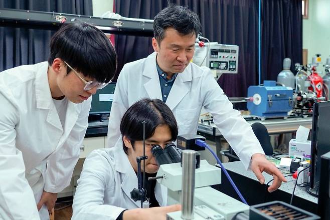 설재훈 광주과학기술원(GIST) 교수팀이 반데르발스 힘을 이용한 이황화몰리브덴(MoS2) 전사 실험을 시연하고 있다. GIST 제공