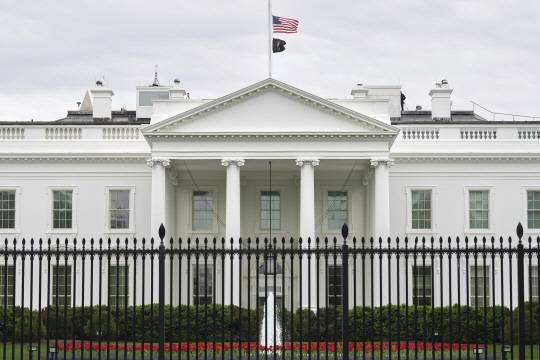 워싱턴 백악관에서 프란치스코 교황을 기리기 위해 미국 국기가 반기로 게양되고 있다. [AP 연합뉴스]
