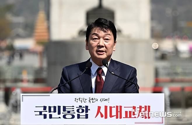 안철수 국민의힘 의원이 8일 서울 광화문 이순신동상 앞에서 제21대 대통령 선거 출마 선언을 하고 있다. 안 의원은 “존경하는 국민 여러분의 부름을 받고자 21대 대통령 선거에 출마하겠다”며 “국민 갈등을 넘어 국민 통합으로, 국가 혼란을 넘어 국가 발전으로 시대 교체를 해야한다.” 고 밝혔다.  이동근기자 foto@etnews.com