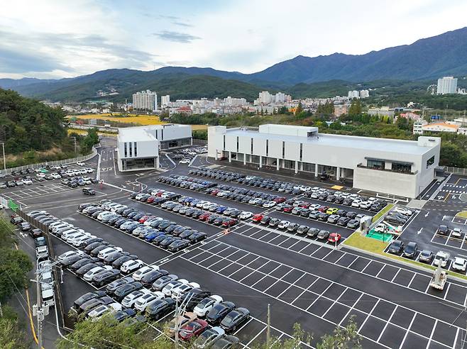 경남 양산의 현대 인증 중고차 상품화센터 전경.