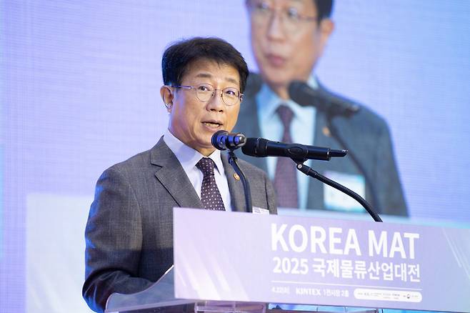 박상우 국토교통부 장관이 22일 경기 일산 킨텍스에서 열린 '2025 국제물류산업대전' 개회식에서 축사를 하고 있다.(사진=국토교통부)