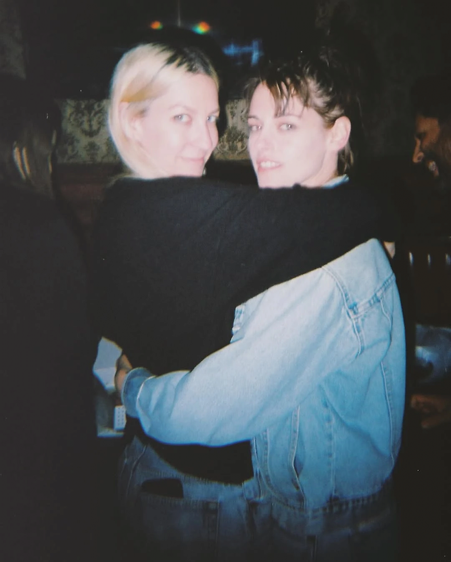 image.png ‘트와일라잇’ 크리스틴 스튜어트, 6년 열애 끝 연인과 결혼