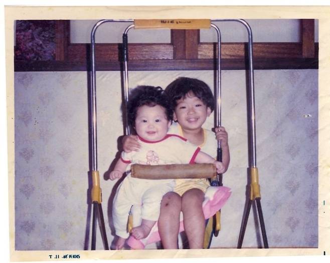 침착맨과 통닭천사 어린시절 사진.jpg