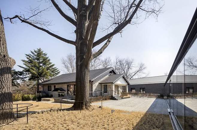 a66f25aa180ab375b634005558db343a71ba89d58182bc11882e942caf 연세대에 존재하는 고즈넉한 서양식 사택