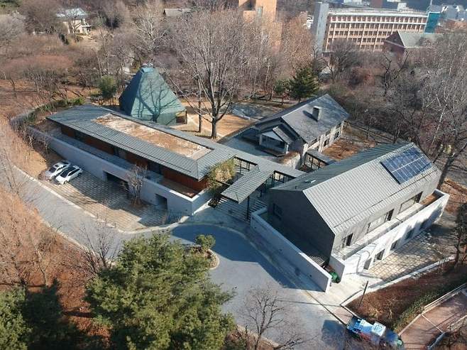 a66f25aa180ab375b6340055565de4d9b7a646e1984cc0af13900646f000bd678f56cd 연세대에 존재하는 고즈넉한 서양식 사택