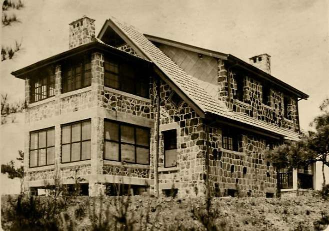 a67700ad180e76ac7eb8f68b12d21a1dca8bb624e50f 연세대에 존재하는 고즈넉한 서양식 사택