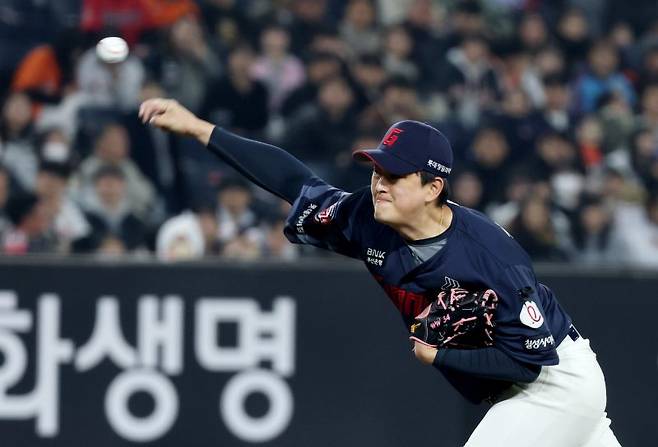 롯데의 마무리 김원중이 4월 무실점 행진에 6연속 세이브 행진을 이어가고 있다. 연합뉴스