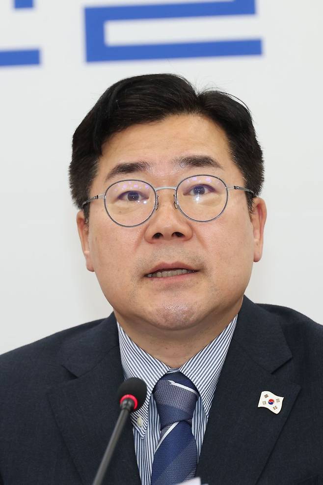 더불어민주당 박찬대 대표 직무대행이 22일 국회에서 열린 원내대책회의에서 발언하고 있다. 사진=서동일 기자