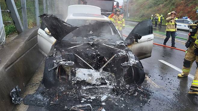 22일 울산 염포산터널 부근을 주행하던 BMW 520d 승용차에서 화재가 발생했다. 차량 앞 부분이 모두 탔으나 인명 피해는 발생하지 않았다. 울산소방본부 제공