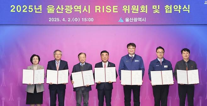 2025년 라이즈(RISE)사업의 첫 출발을 알리는 2025년 울산시 라이즈(RISE) 위원회 및 협약식이 지난 2일 개최됐다. 라이즈 사업에 울산지역 3개 대학과 HD현대중공업, 현대자동차, SK에너지가 참여하고 있다. 이날 행사는 공동위원장인 김두겸 울산시장(왼쪽 네번째), 오연천 울산대학교 총장을 비롯해 위원 등 10여 명이 참석해 울산형 라이즈 추진 상황 보고와 사업 수행대학의 비전 및 사업계획을 공유했다.