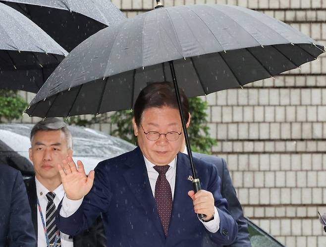 더불어민주당 이재명 대선 경선 후보가 22일 서울 서초구 서울중앙지법에서 열린 '대장동 배임·성남FC 뇌물' 1심 속행 공판에 출석하고 있다. 연합뉴스