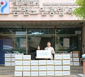 컴투스는 금천노인종합복지관에 ‘컴투스 선물 상자’ 전달식을 가졌다. (좌 이지선 금천노인종합복지관 부장, 우 사단법인 좋은변화 권도혁 이사)