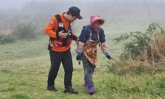 지난 21일 제주도 서귀포시 표선면 가시리에서 길을 잃은 사람이 구조되고 있다. 제주도 소방안전본부
