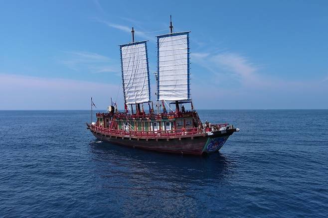 지난해 8월 대한해협 동수도 부근 해역을 지나 쓰시마로 항해 중인 조선통신사선 재현선의 모습. 국립해양유산연구소 제공