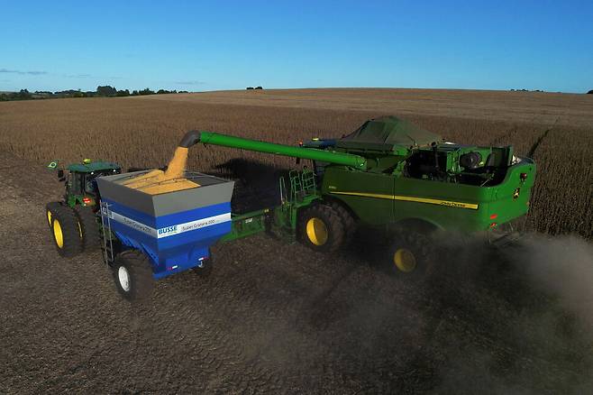 4일 브라질 최남단 리오그란데오술주의 나오메토크의 농장에서 콩을 수확하고 있다. 로이터 연합뉴스