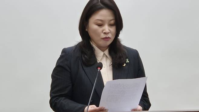 박진희 충북도의회 의원이 22일 충북도청 기자회견실에서 충북테크노파크 원장 후보자의 청탁금지법 위반 의혹을 제기했다. 오윤주 기자