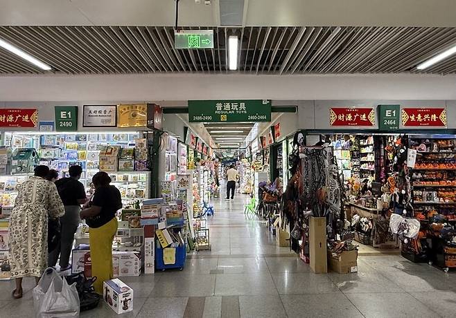 21일 중국 저장성 이우시 도매상인 궈지상마오청에 장난감 등을 파는 상점엔 해외 바이어들 발길이 이어졌지만, 할로윈·성탄절 등 미국인들이 중시하는 기념일 관련 제품을 파는 상점엔 손님이 거의 없었다. 이우/이정연 특파원
