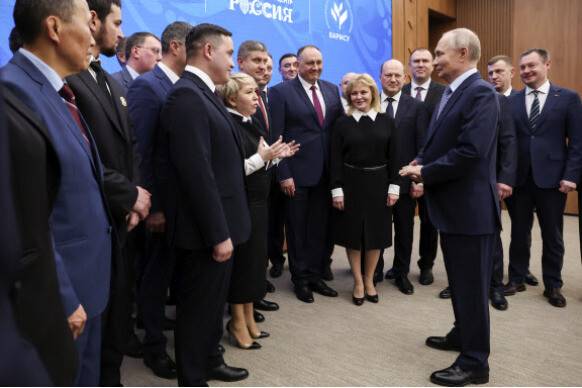 블라디미르 푸틴 러시아 대통령이 21일 모스크바에서 열린 러시아 전국지방정부포럼 뒤 지방정부 대표들과 환담하고 있다. AP 연합뉴스