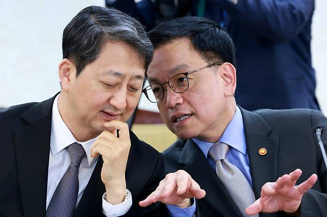 \'한미 2+2 통상 협의\' 정부 합동 대표단 공동 수석대표를 맡은 최상목 경제부총리 겸 기획재정부 장관(오른쪽)과 안덕근 산업통상자원부 장관이 21일 정부서울청사에서 열린 경제안보전략 태스크포스(TF) 회의에 참석해 논의하고 있다. 연합뉴스