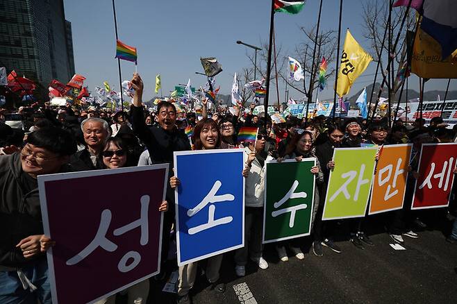 헌법재판소가 윤석열 전 대통령 탄핵 사건에 대해 인용을 선고한 2025년 4월4일 서울 종로구 안국역 일대에서 탄핵에 찬성한 시민들이 헌재의 파면 선고에 환호하고 있다. 이종근 선임기자 root2@hani.co.kr