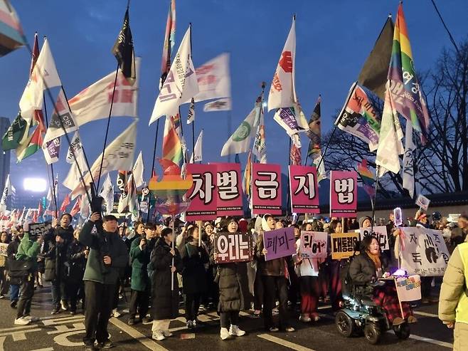 2025년 3월1일 ‘윤석열 즉각파면 사회대개혁 제13차 범시민 대행진’에서 진은선 장애여성공감 활동가(우측)가 맨 앞에서 행진하고 있다. 진은선 제공