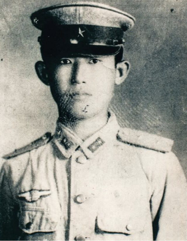 제국 일본 육군항공대 시절의 이경원. 가미카제 훈련 도중 일제가 패망하면서 그는 극적으로 목숨을 건졌고, 한국전쟁 직전 유학을 떠나면서 또 한 번 위기를 모면했다. 가족사진, wvu.edu