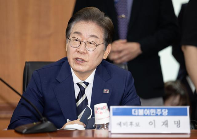 이재명 전 더불어민주당 대표가 21일 서울 여의도 금융투자협회에서 열린 자본시장 활성화를 위한 정책간담회에서 금융권 리서치센터장 질문에 답변하고 있다. 뉴스1