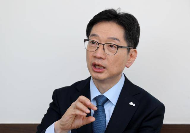 더불어민주당 대선 경선에 출마한 김경수 전 경남지사가 21일 서울 영등포구에 위치한 캠프 사무실에서 한국일보와 인터뷰를 하고 있다. 홍인기 기자