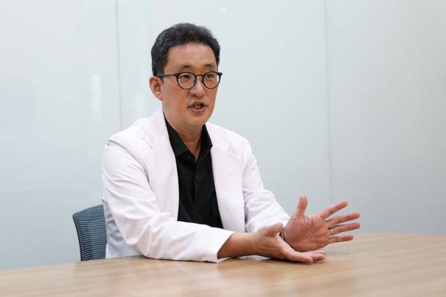 15일 경기 안산시 소재 고대안산병원에서 신경과 권도영 교수가 하지불안증후군에 대해 설명하고 있다. 고대안산병원 제공