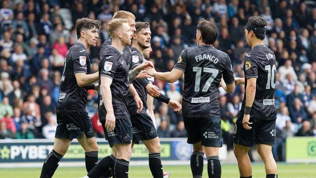 스완지 시티의 엄지성(맨 오른쪽)이 22일(한국시간) 영국 런던의 로프터스 로드에서 열린 퀸즈파크 레인저스(QPR)과 2024~25시즌 챔피언십 44라운드 원정경기에서 2-1로 승리 후 동료들과 기쁨을 나누고 있다. 스완지 시티 홈페이지 캡처