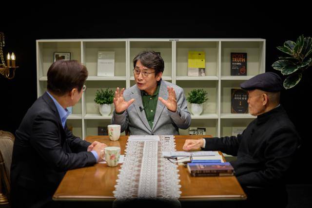 유시민(가운데) 작가가 도올 김용옥(오른쪽) 한신대 석좌교수, 이재명 전 더불어민주당 대표와 새 정부의 과제 등을 주제로 대담하고 있다. 15일 '사람사는 세상 노무현 재단' 유튜브 채널을 통해 공개된 영상이다. 연합뉴스