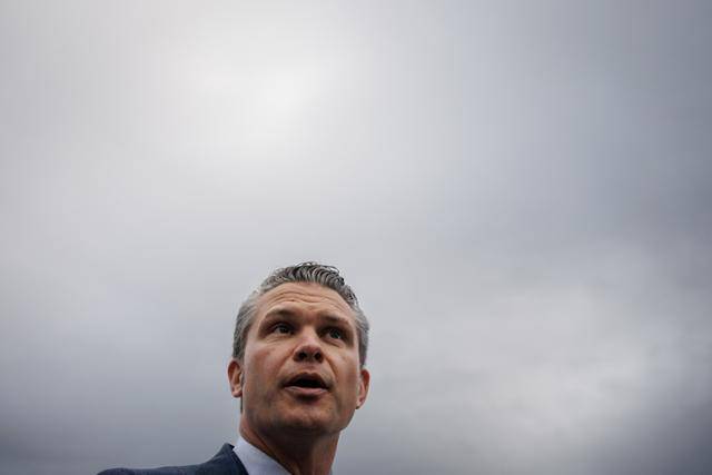 피트 헤그세스 미국 국방장관이 21일 워싱턴 백악관에서 열린 ‘부활절 달걀 굴리기’ 행사에 참석해 취재진 질문에 대답하고 있다. 워싱턴=UPI 연합뉴스