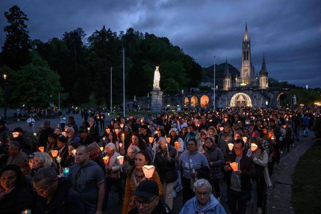 21일 프랑스 남부 루르드의 노트르담 성소 밖에서 프란치스코 교황이 서거한 후 신도들이 촛불을 들고 교황을 추모하고 있다. 노트르담=AFP 연합뉴스