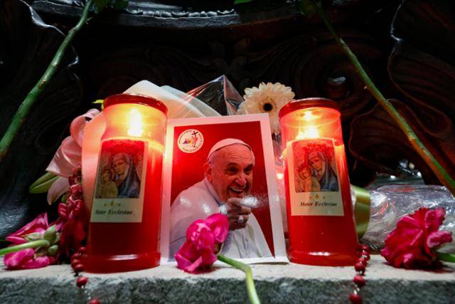 21일 이탈리아 바티칸 시국에서 프란치스코 교황의 서거 후 성 베드로 광장에 있는 프란치스코 교황을 기리는 기념비에 교황을 추모하는 촛불이 켜져 있다. 바티칸=EPA 연합뉴스