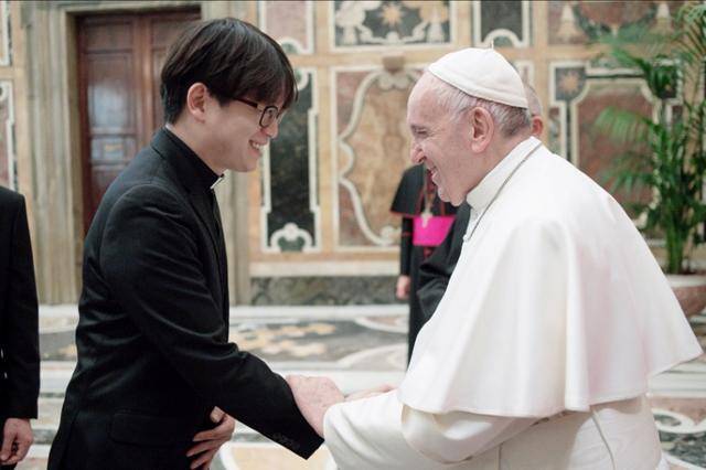 2014년 방종우 신부가 교황을 알현하고 있다. 방종우 신부 제공