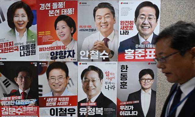4인 컷오프 발표를 하루 앞둔 21일 국회 본관 복도에 국민의힘 대선 경선 주자 8명의 포스터가 붙어 있다. 고영권 기자