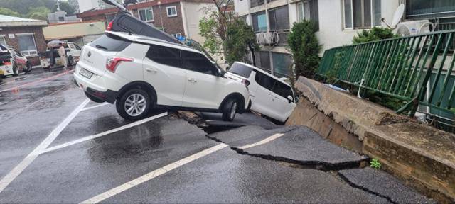 경기 남양주시의 한 아파트 주차장 바닥과 옹벽이 붕괴돼 차량이 반쯤 들리거나 땅속에 처박혀 있다. 경기북부소방재난본부 제공