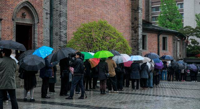 22일 프란치스코 교황 분향소가 마련된 서울 중구 명동성당 지하성당 옆으로 조문객 줄이 늘어서 있다. 뉴시스
