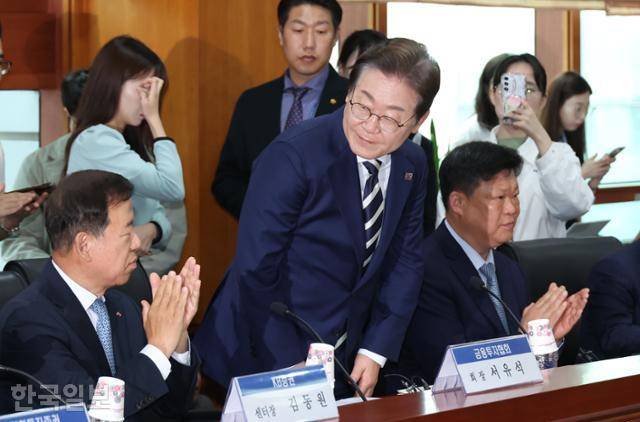 이재명 전 더불어민주당 대표가 21일 서울 여의도 금융투자협회에서 열린 자본시장 활성화를 위한 정책간담회에서 발언을 마친 뒤 인사하고 있다. 고영권 기자