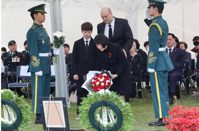 22일 부산 남구 재한유엔기념공원 참전용사 묘역에서 한국전쟁 캐나다 참전용사 고 윌리엄 존 크라이슬러의 유해 안장식이 진행되고 있다. 부산=연합뉴스