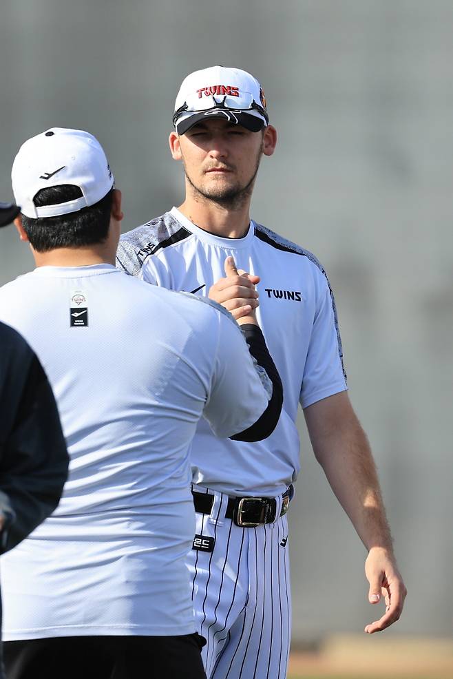 <yonhap photo-3287="">(스코츠데일[미국 애리조나주]=연합뉴스) 신현우 기자 = 호주프로야구(ABL) 시드니 블루삭스 우완 투수 코엔 윈이 13일(현지시간) 미국 애리조나주 스코츠데일 인디언 스쿨 공원 야구장에서 열린 LG 트윈스 1차 스프링캠프에 초청 선수로 참가해 훈련하고 있다. <저작권자 ⓒ 1980-2025 ㈜연합뉴스. 무단 전재 재배포 금지, AI 학습 및 활용 금지></yonhap>