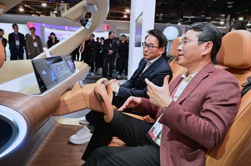 CES 2025에서 인캐빈 센싱 솔루션을 경험하는 조주완(오른쪽) LG전자 CEO. LG전자 제공