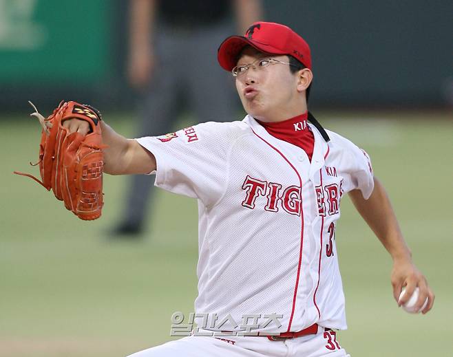 2007년 류현진과 선발 맞대결을 펼친 신인 시절 양현종의 피칭 모습. IS 포토