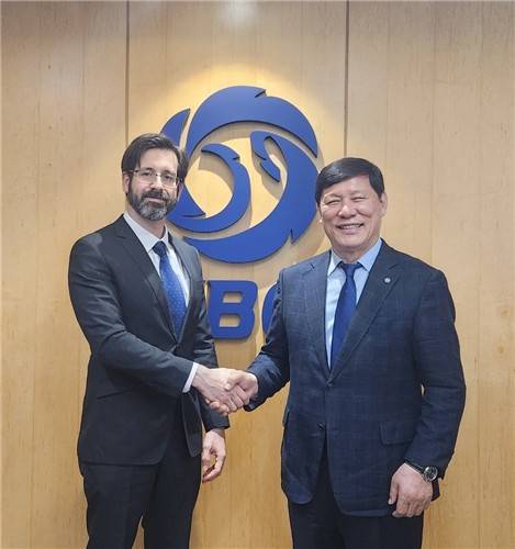 클라우디오 몬손 주한 쿠바 대사(왼쪽)가 22일 한국야구위원회를 찾아 허구연 총재와 악수하고 있다. [KBO 제공